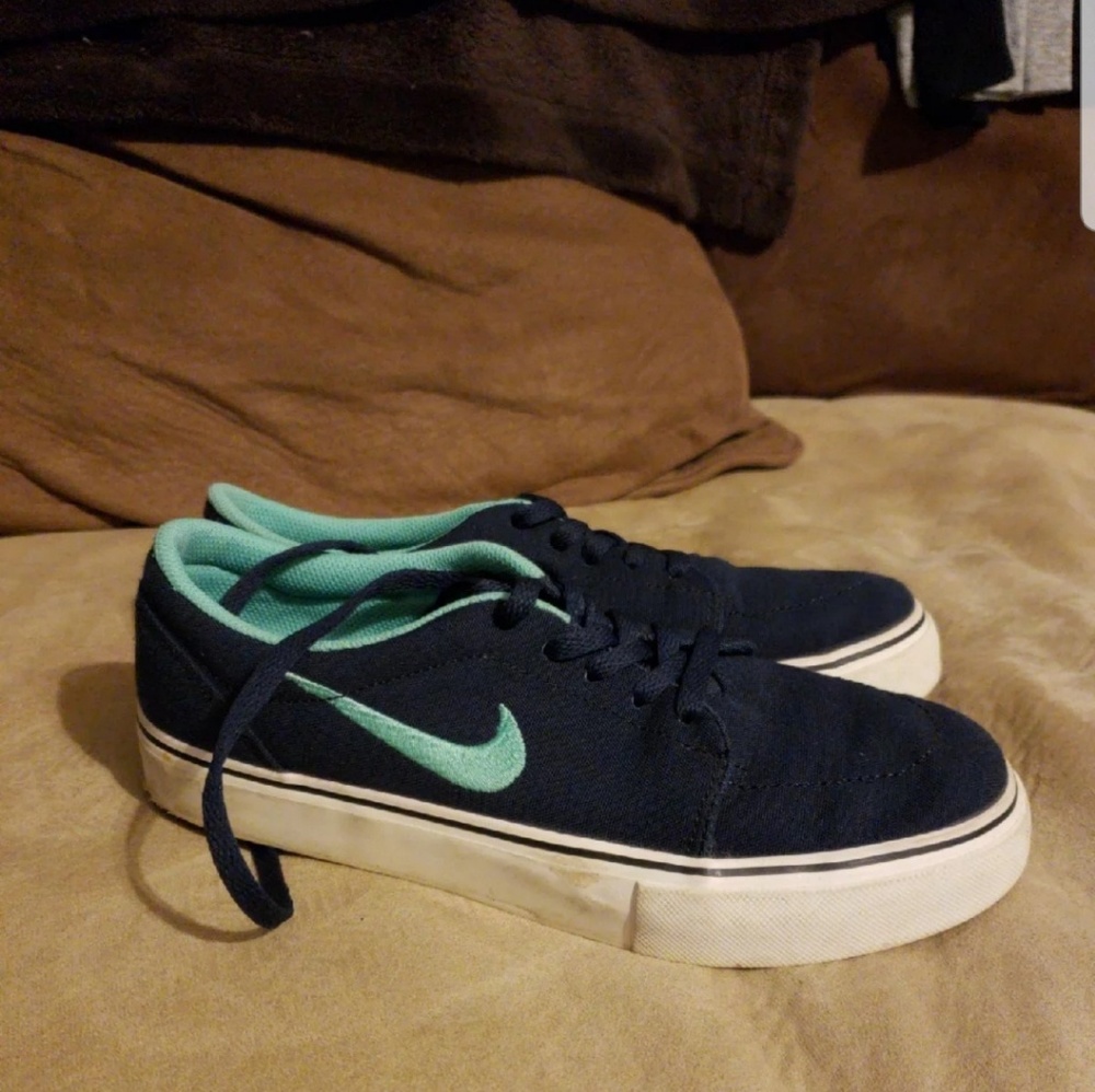 Nike tennis shoes